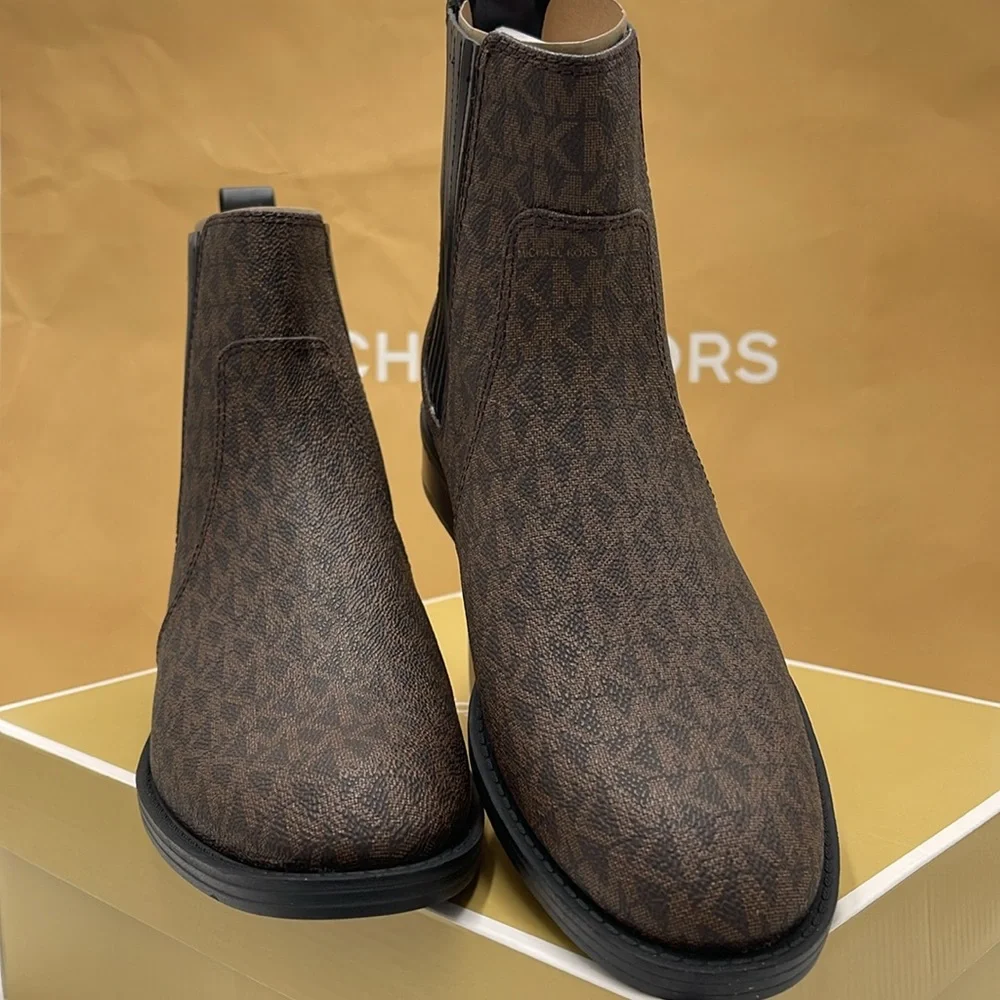 Michael Kors ELLA FLAT BOOTIE MK SIG SM
49F4ELFE5B
BROWN - Picture 7 of 16